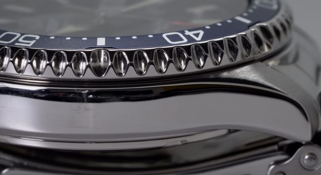 Plano lateral del Orient Kamasu con esfera azul para nuestra reseña.